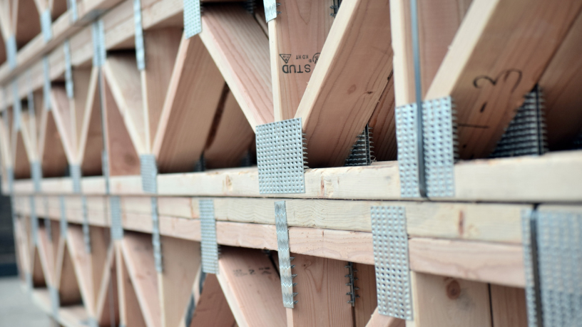 A visão de Valderci Malagosini Machado evidencia o impacto dos sistemas estruturais racionalizados na otimização de recursos por meio de blocos, lajes e painéis.