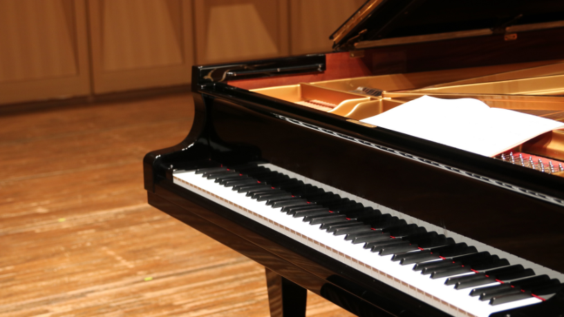 Entre notas e silêncio: Hebron Costa Cruz de Oliveira mostra como o piano se torna um exercício de autoconhecimento e clareza interior.