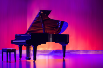 Hebron Costa Cruz de Oliveira reflete sobre como o piano desenvolve foco, equilíbrio emocional e profundidade no pensar.