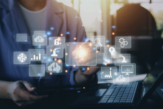 O impacto social da transformação digital redefine relações, trabalho e acesso à informação. Texto de Andre de Barros Faria.