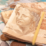 Prévia da inflação de fevereiro sobe 0,84% e reforça alerta sobre custo de vida no Brasil