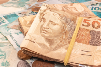 Prévia da inflação de fevereiro sobe 0,84% e reforça alerta sobre custo de vida no Brasil