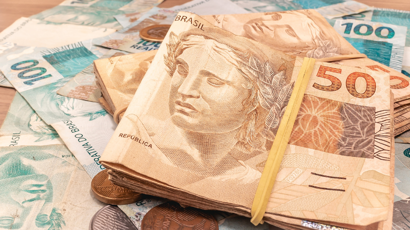 Prévia da inflação de fevereiro sobe 0,84% e reforça alerta sobre custo de vida no Brasil