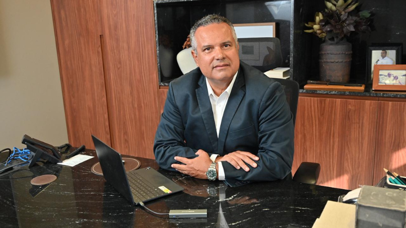 Em obras remotas, a eficiência da logística de suprimentos é essencial para manter o cronograma. Elmar Juan Passos Varjão Bomfim destaca a gestão estratégica de materiais.