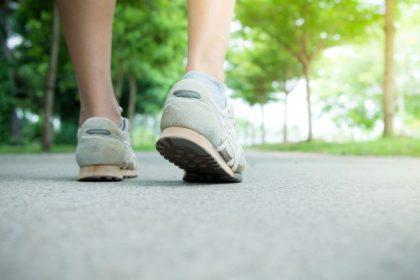 Caminhada diária e memória: como 30 minutos de atividade física podem fortalecer o cérebro e preservar funções cognitivas