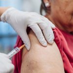 Vacina contra gripe em idosos: por que o novo ensaio clínico do Butantan pode transformar a prevenção no Brasil