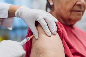 Vacina contra gripe em idosos: por que o novo ensaio clínico do Butantan pode transformar a prevenção no Brasil