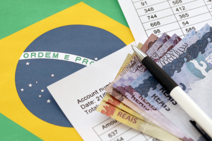 Economia brasileira em 2026: queda dos juros, inflação persistente e o que isso muda no bolso do consumidor