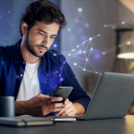 Pequeno empreendedor utiliza ferramentas digitais e inteligência artificial para administrar conteúdo e negócios nas redes sociais.