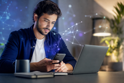 Pequeno empreendedor utiliza ferramentas digitais e inteligência artificial para administrar conteúdo e negócios nas redes sociais.